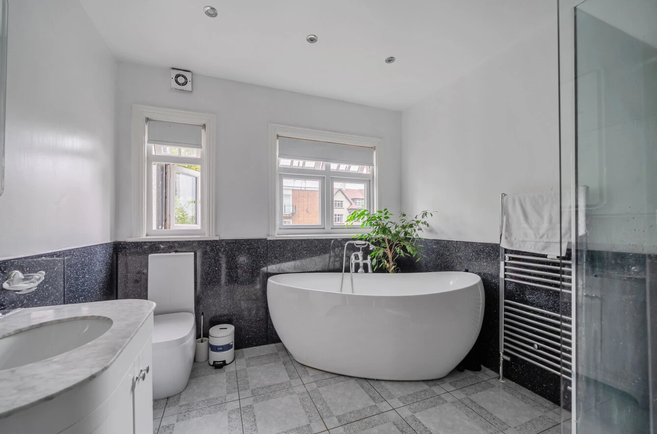 North Parade, West Park, Leeds, LS16 - image 25