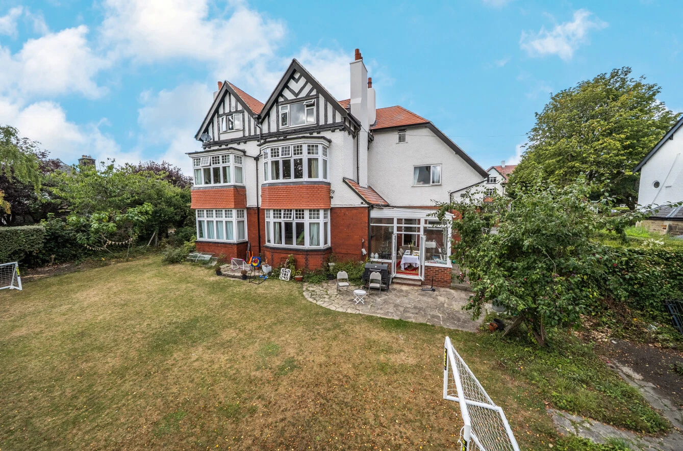 North Parade, West Park, Leeds, LS16 - image 28