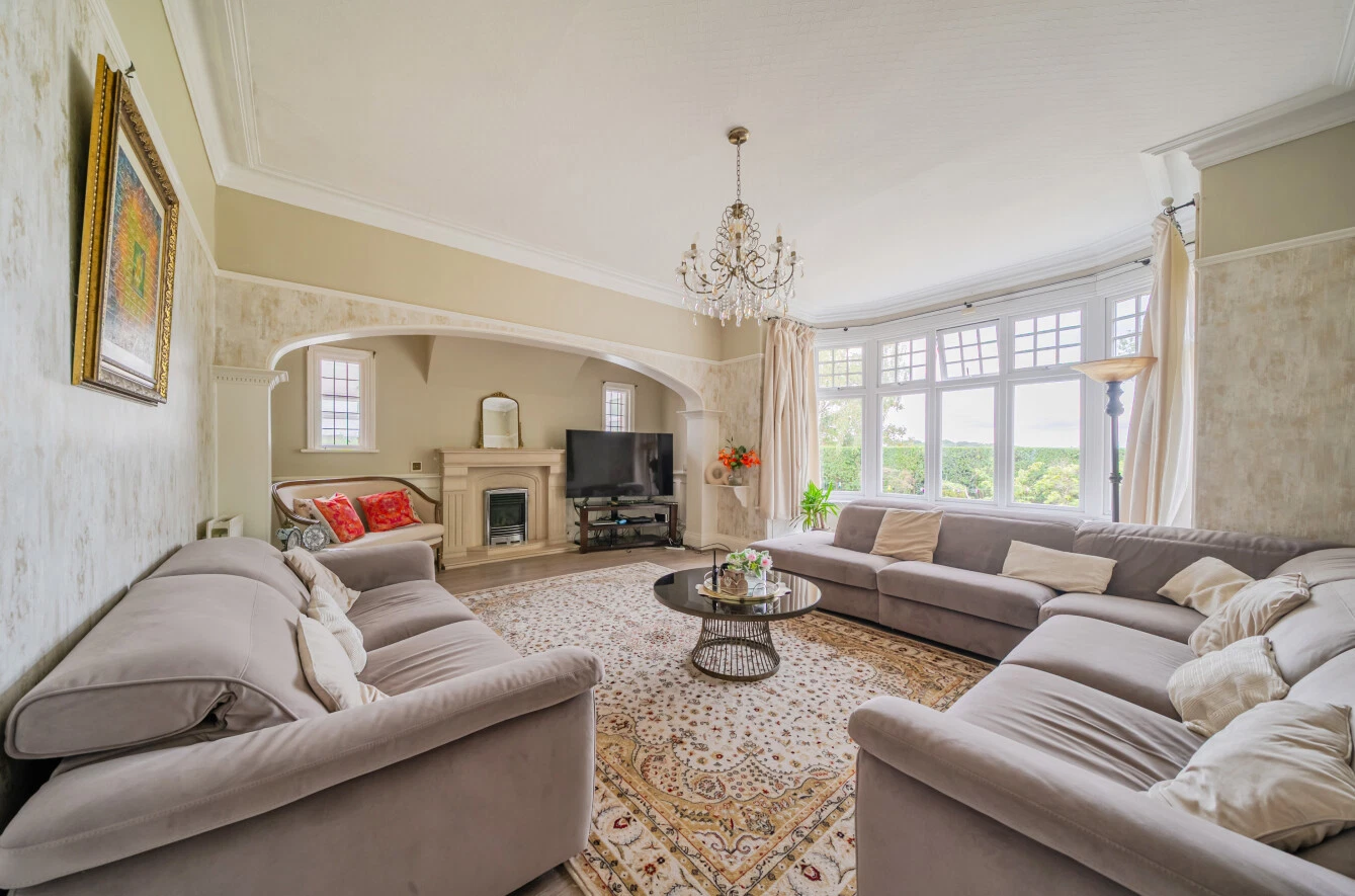 North Parade, West Park, Leeds, LS16 - image 2