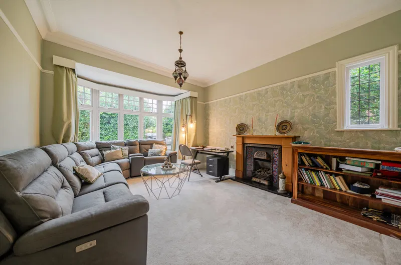 North Parade, West Park, Leeds, LS16 - image 3