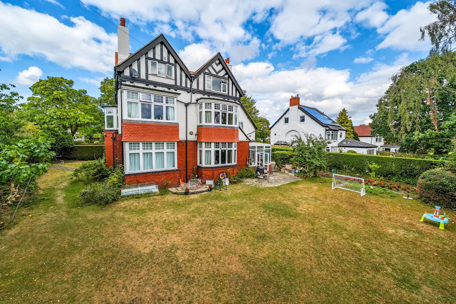 North Parade, West Park, Leeds, LS16 - image 6