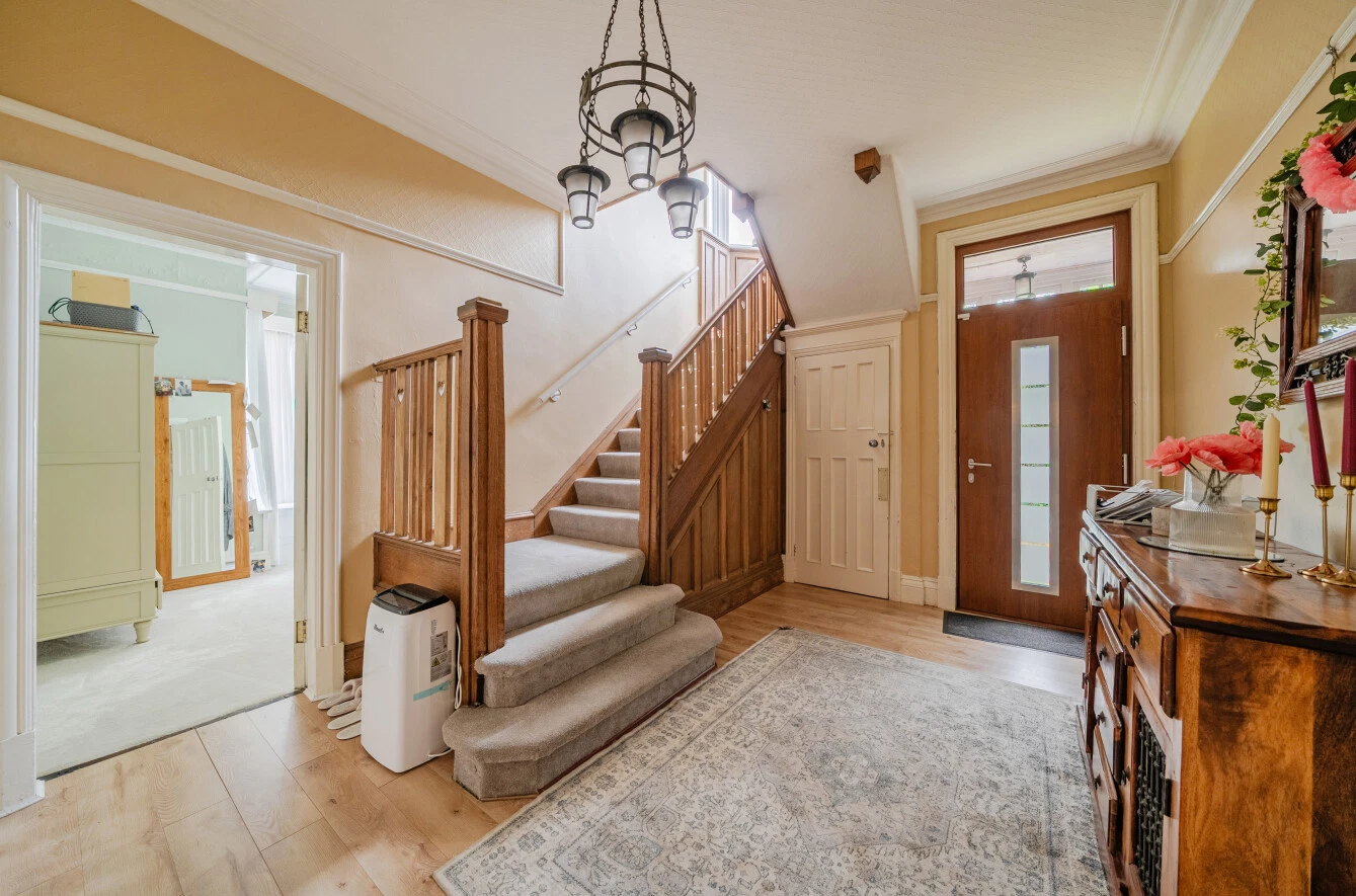 North Parade, West Park, Leeds, LS16 - image 7