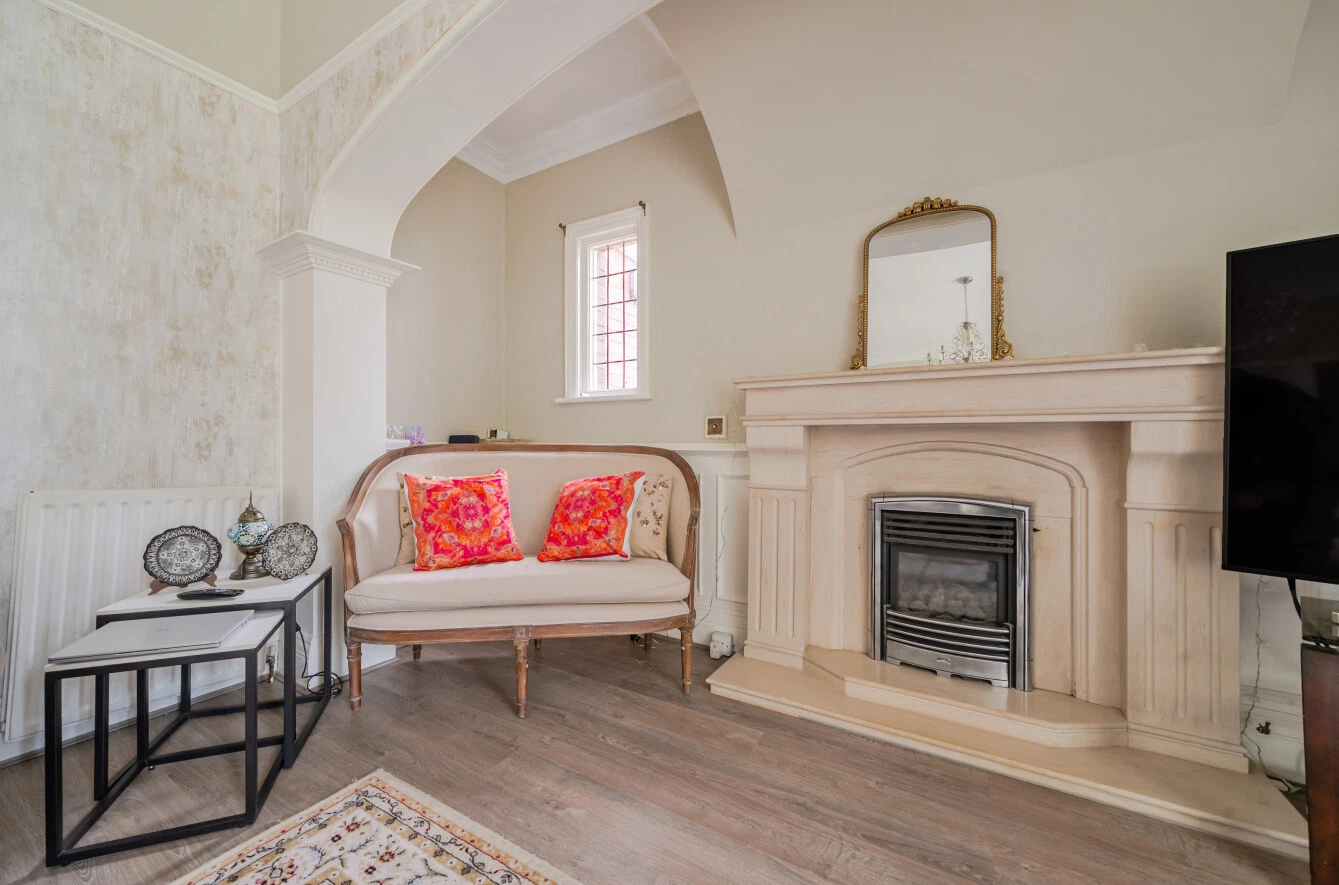 North Parade, West Park, Leeds, LS16 - image 8