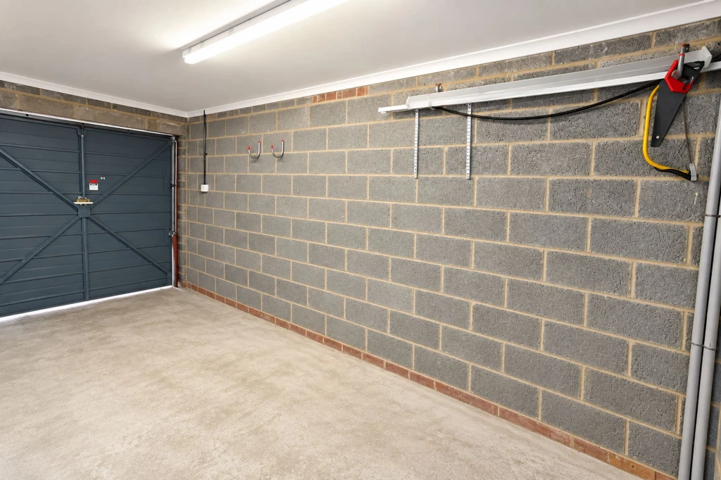 Honeysuckle Close, Winchester, SO22 - image 16