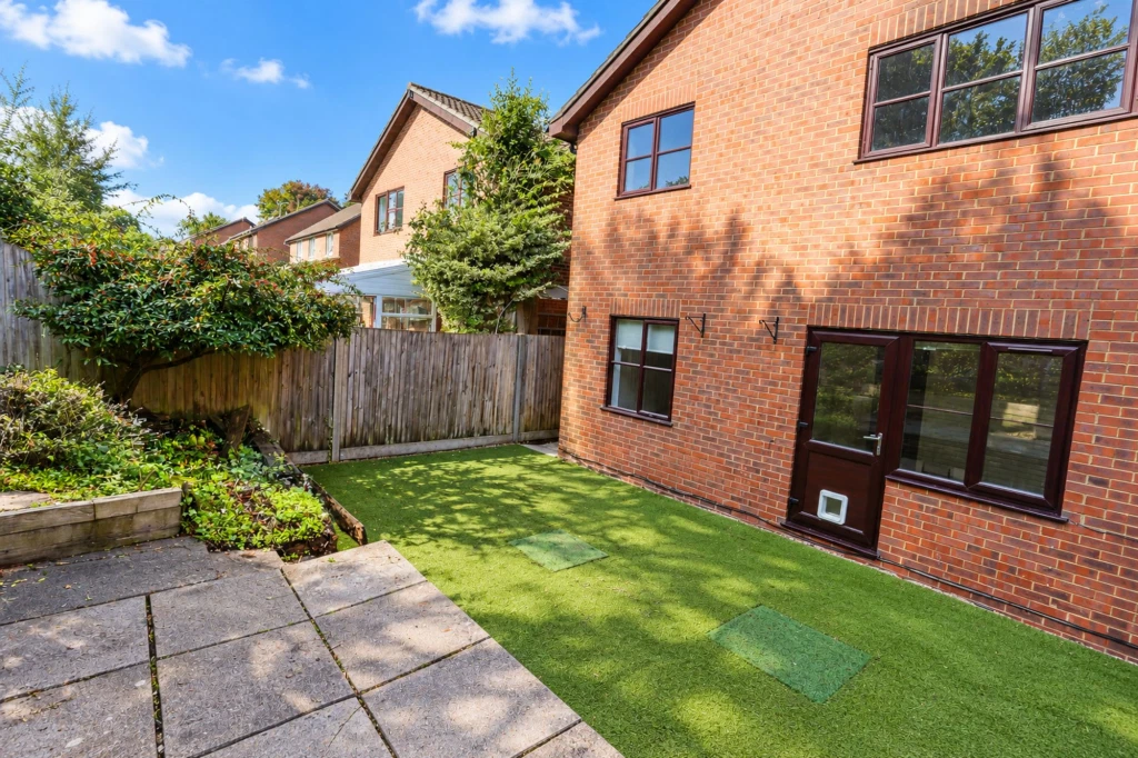 Honeysuckle Close, Winchester, SO22 - image 18