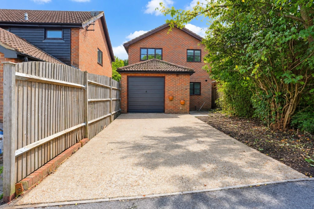Honeysuckle Close, Winchester, SO22 - image 19