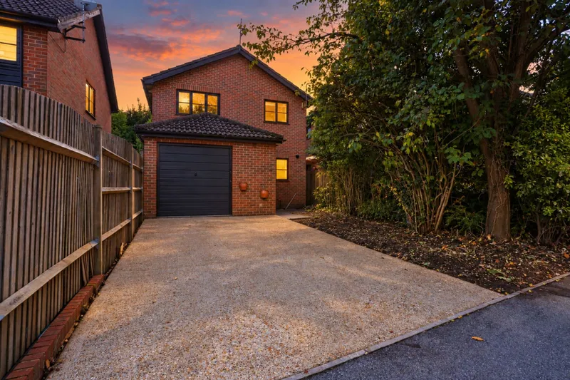Honeysuckle Close, Winchester, SO22