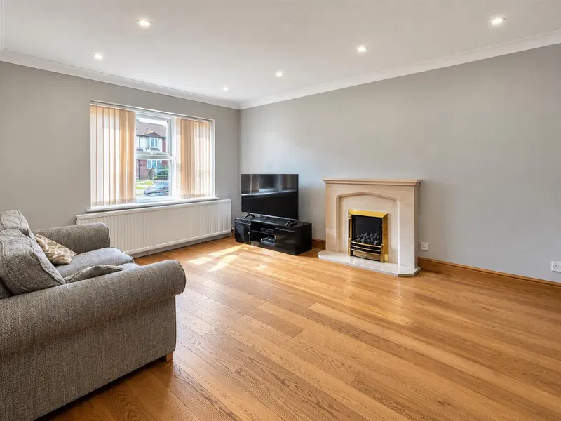 Kennington Close, Newport Pagnell, MK16 - image 3