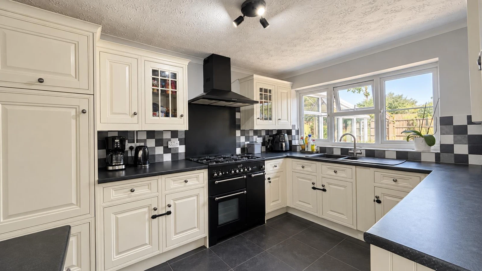 Kennington Close, Newport Pagnell, MK16 - image 7