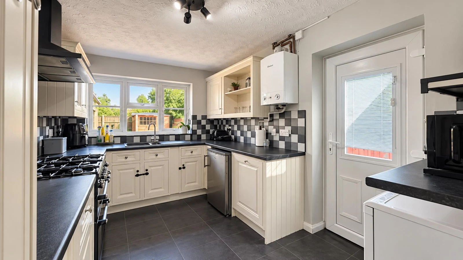 Kennington Close, Newport Pagnell, MK16 - image 8