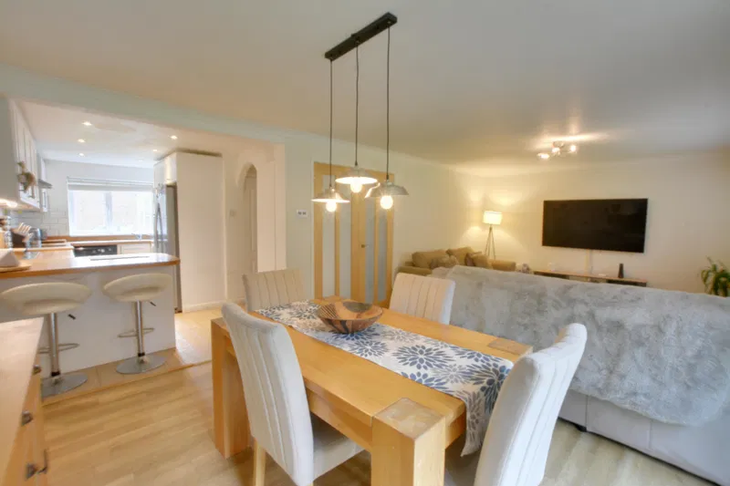 Keble Close, Pound Hill, Crawley, West Sussex, RH10 - image 2