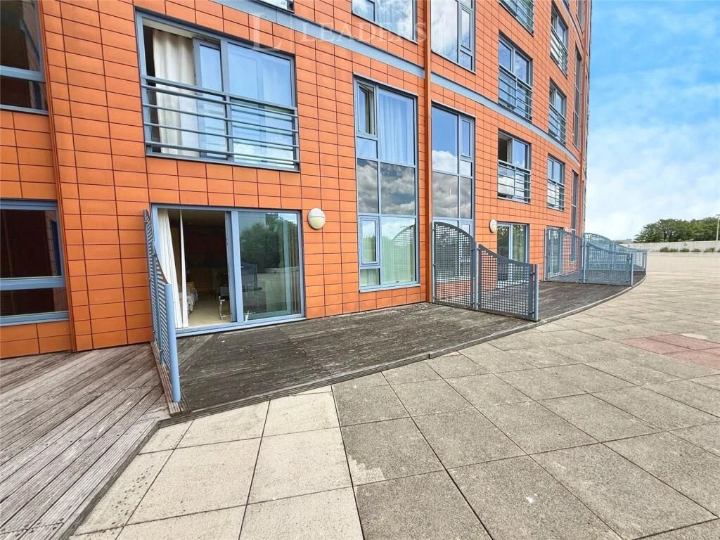 Flat 12 The Crescent, Portsmouth, Hampshire, PO1 3SY - image 2