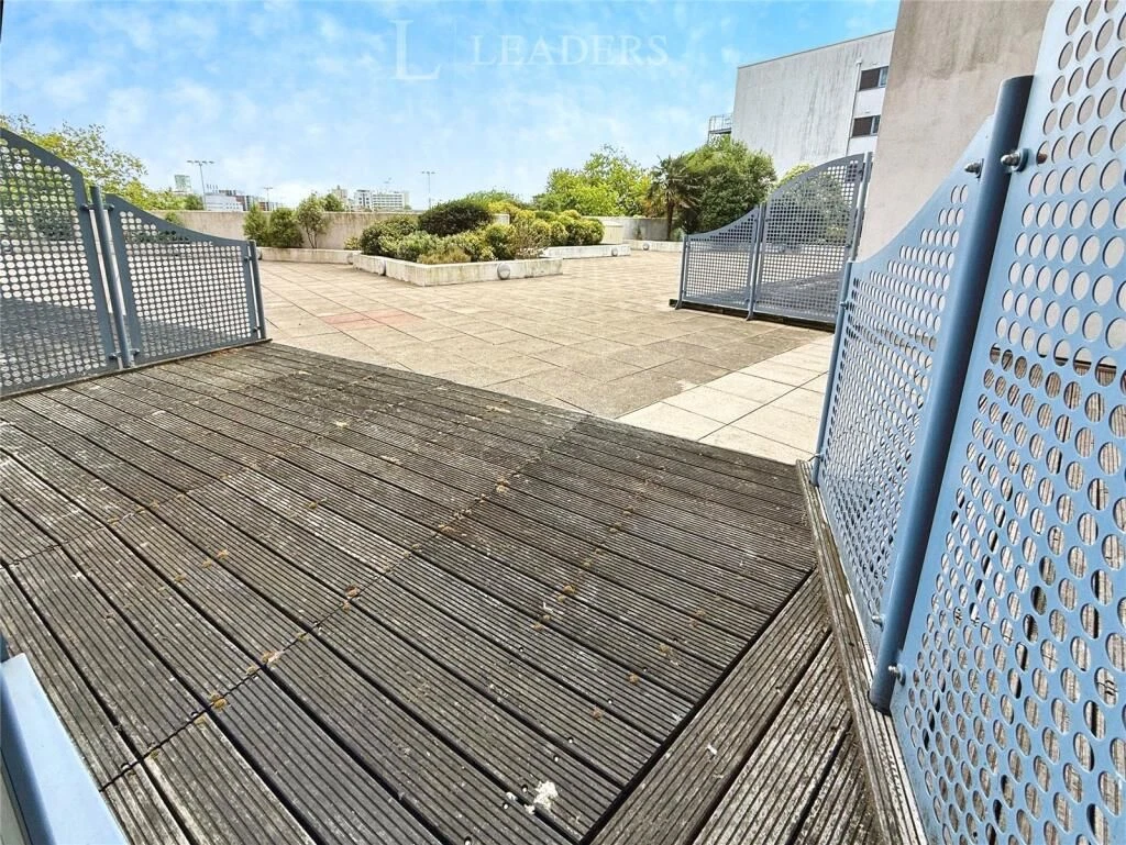 Flat 12 The Crescent, Portsmouth, Hampshire, PO1 3SY - image 3