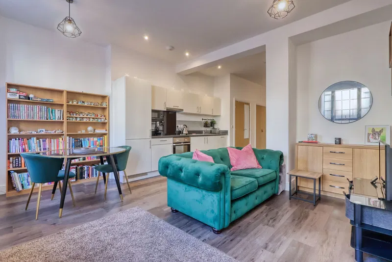 Leigh Street, High Wycombe, HP11 - image 2