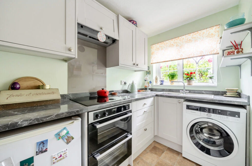 Hamilton Drive, Guildford, Surrey, GU2 - image 4
