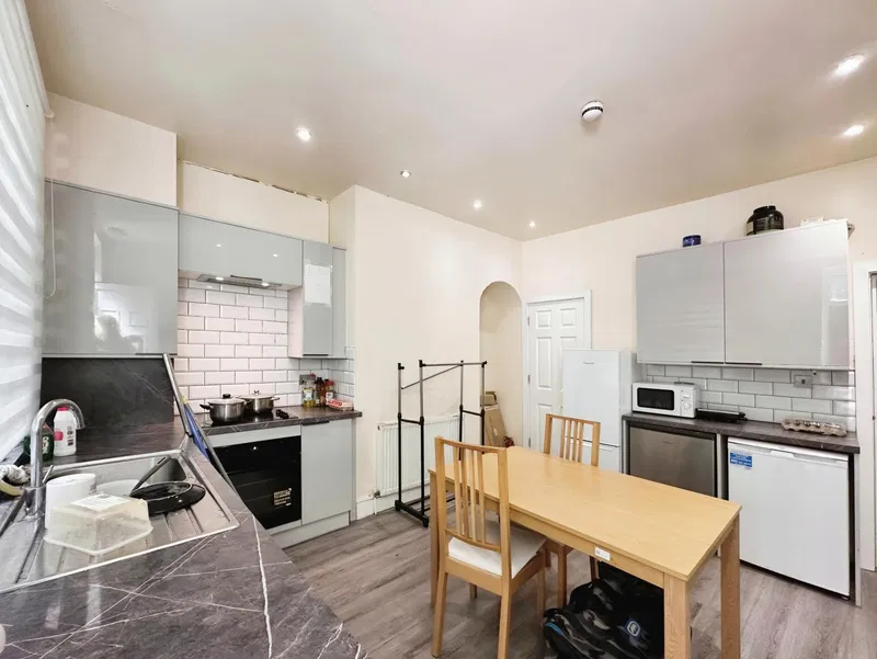 Village Place, Leeds, LS4 - image 2