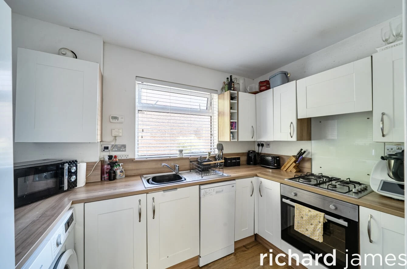 Castle Dore, Freshbrook, Swindon, SN5 8PQ - image 3