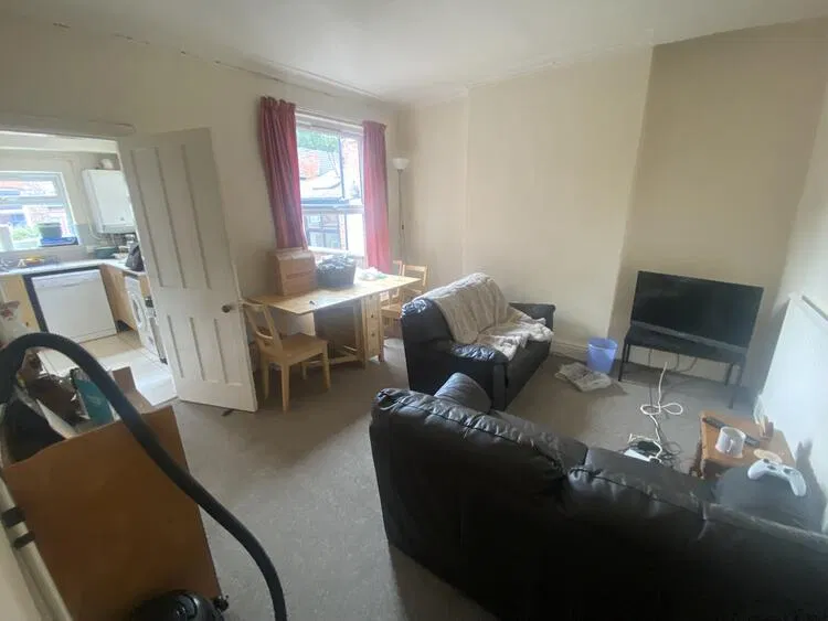 25 Balfour Road, Nottingham, Nottinghamshire NG7 1NY - image 2