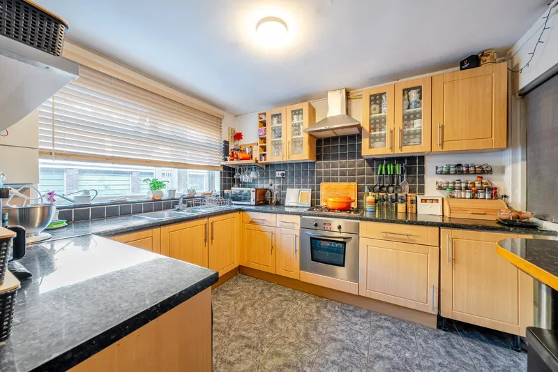 Larch Close, Balham, London, SW12 - image 3