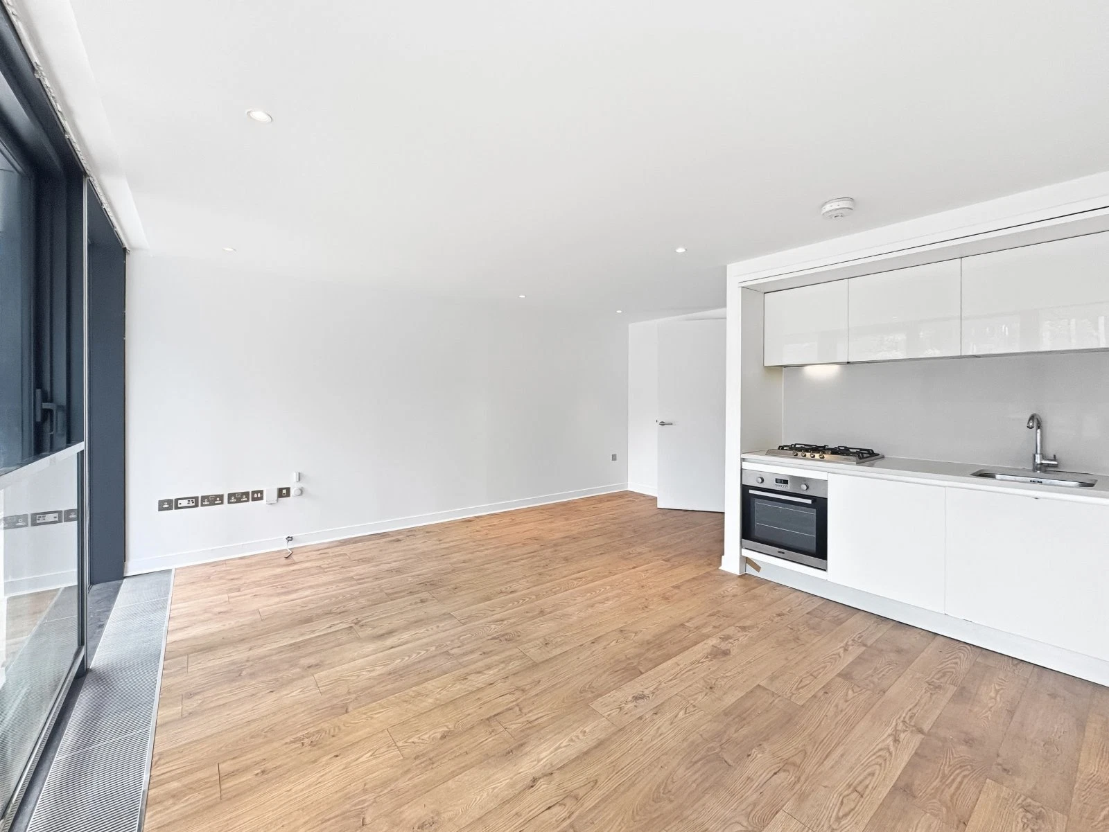 21/4 Simpson Loan, Quartermile, Edinburgh, EH3 - image 4
