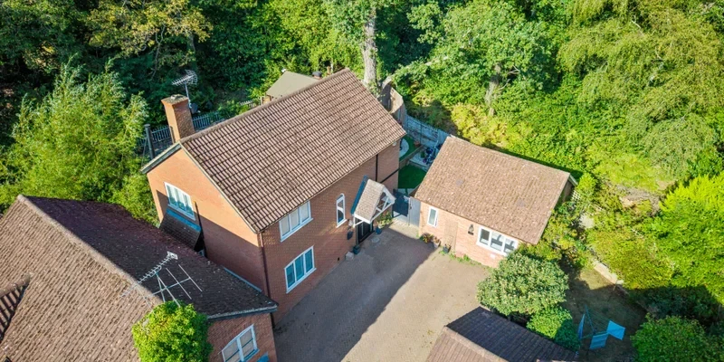 The Junipers, Wokingham, Barkham, RG41 - image 15