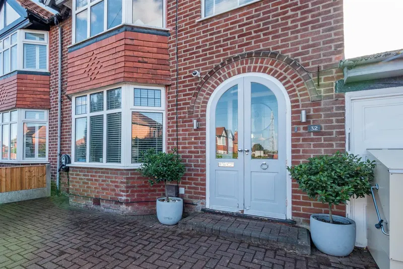 Sandileigh Avenue, Hale, Altrincham, WA15 - image 2