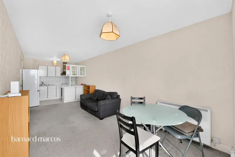 Sullivan Close, London - image 3