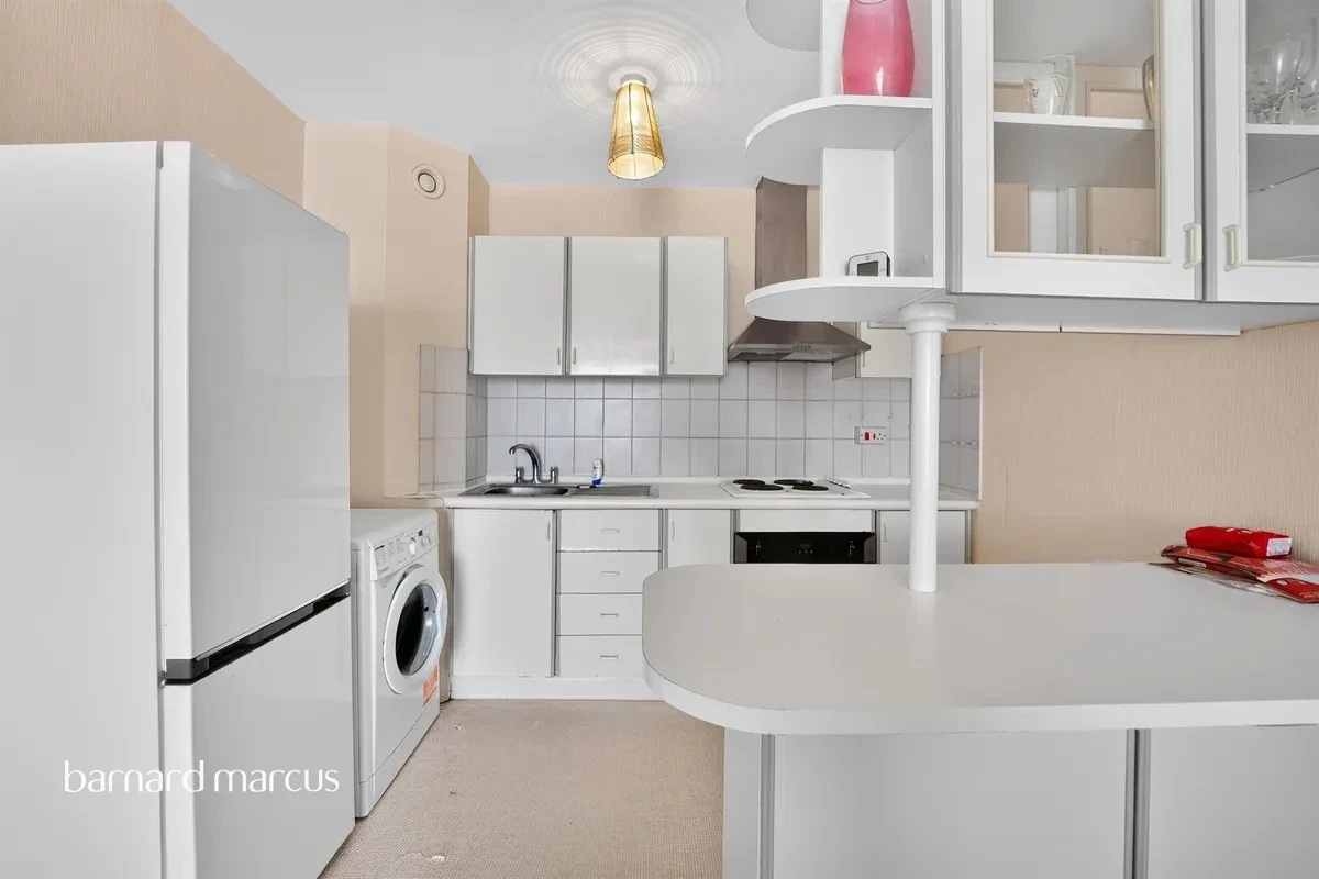 Sullivan Close, London - image 4