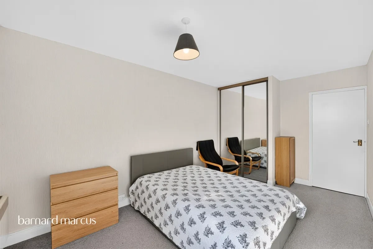 Sullivan Close, London - image 6