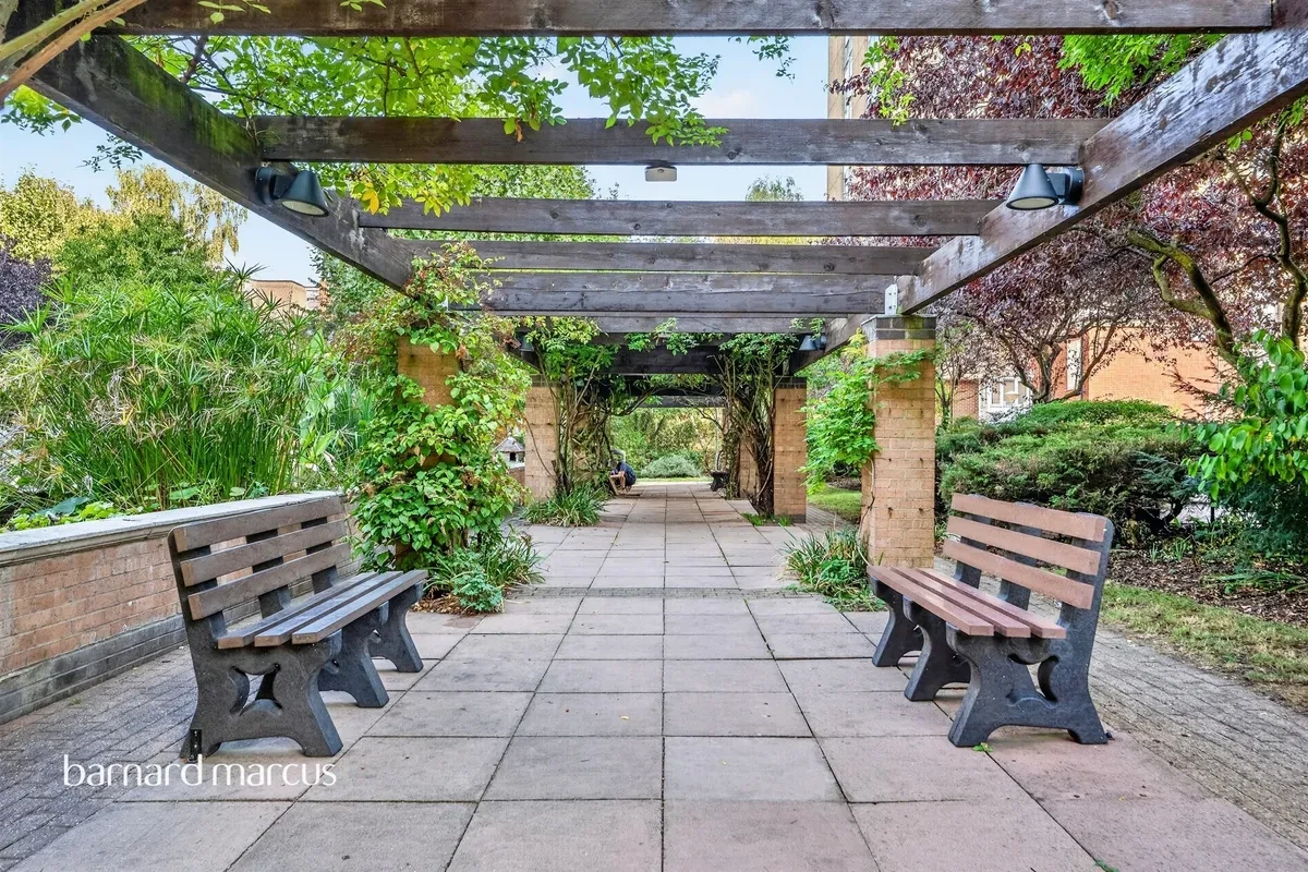 Sullivan Close, London - image 8