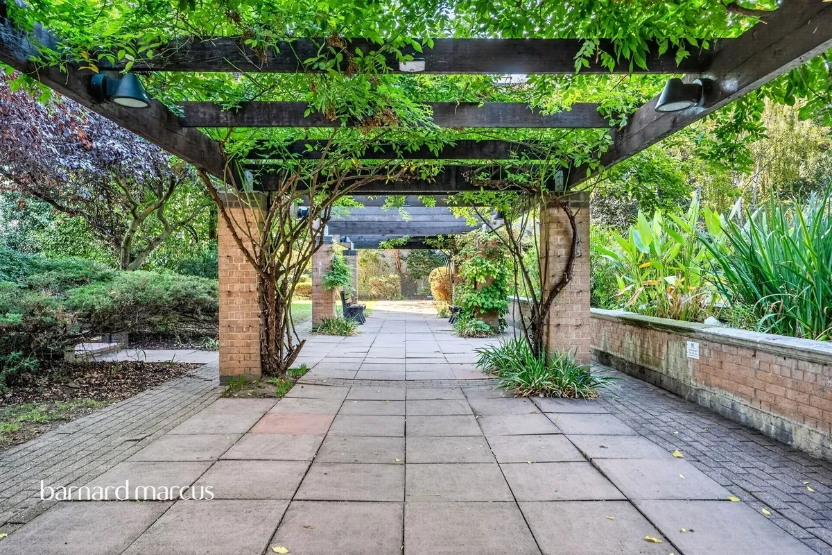 Sullivan Close, London - image 9