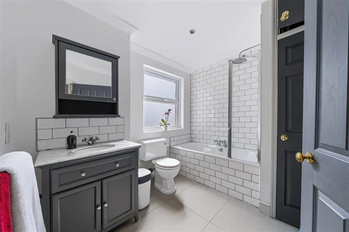 Himley Road, SW17 - image 4