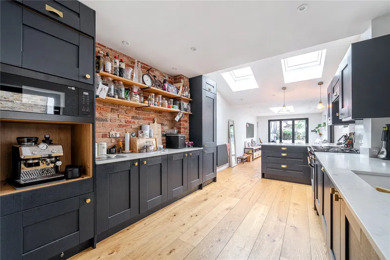 Russell Road, Walton-On-Thames, KT12 2LA - image 2