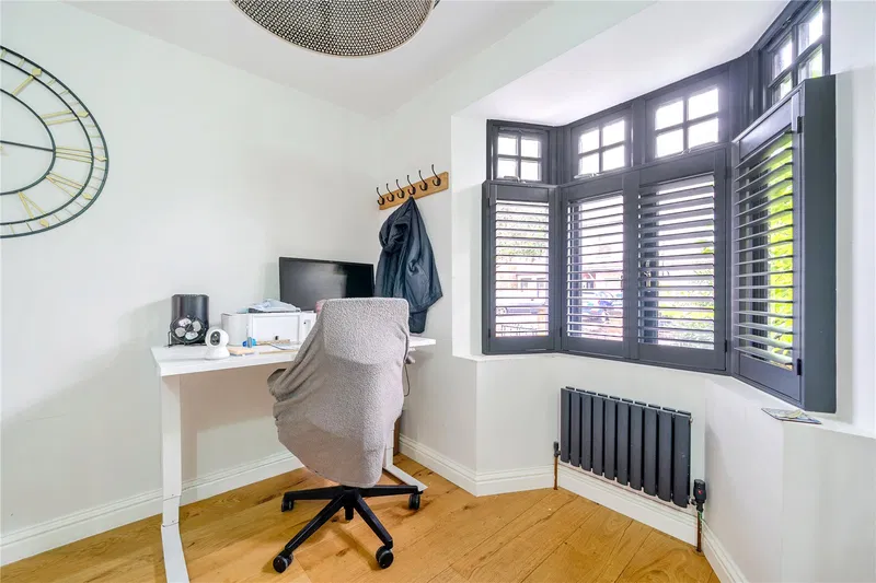Russell Road, Walton-On-Thames, KT12 2LA - image 3
