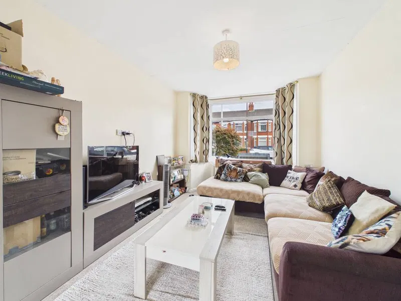 Keswick Gardens, Hull, HU6 8TB - image 2