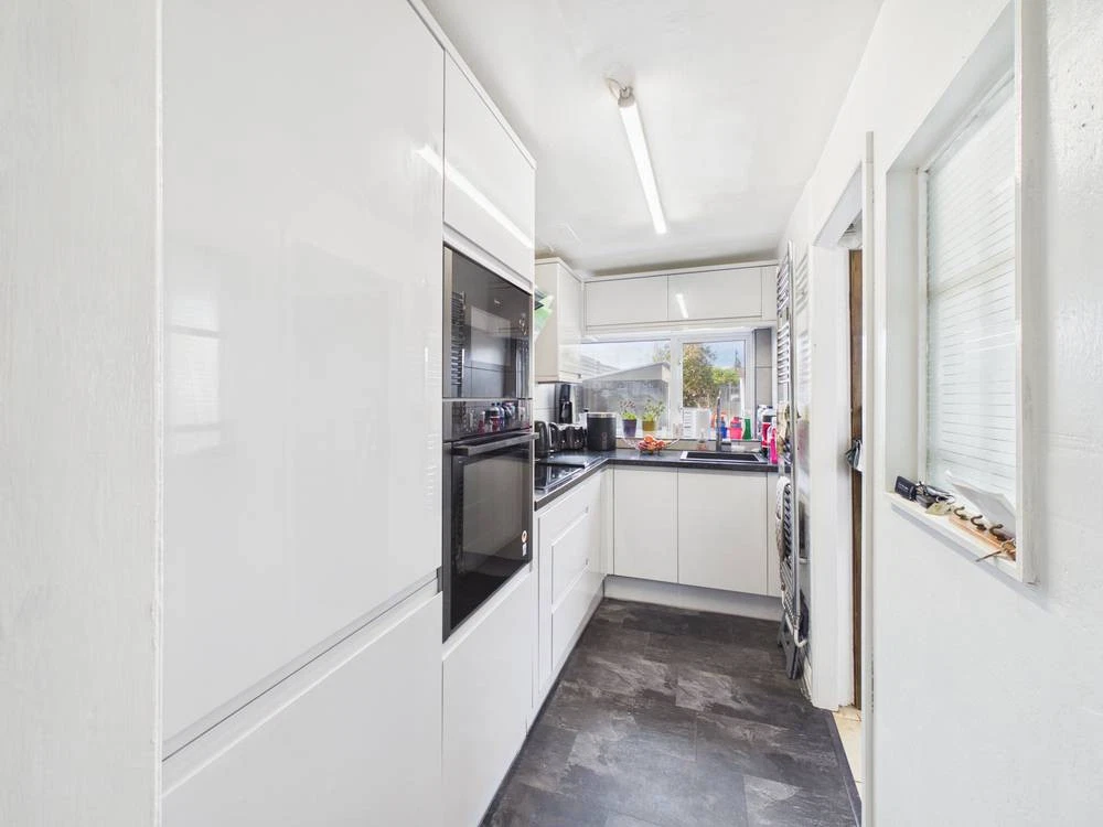 Keswick Gardens, Hull, HU6 8TB - image 4