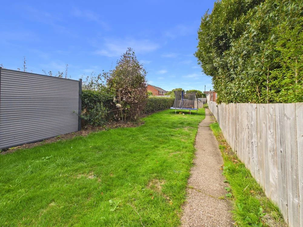 Keswick Gardens, Hull, HU6 8TB - image 8