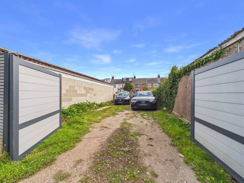 Keswick Gardens, Hull, HU6 8TB - image 9