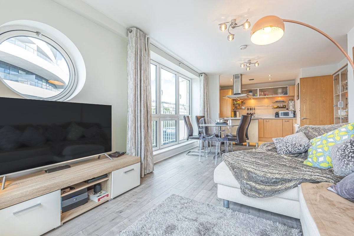 Lombard Road, Battersea, London, SW11 - image 1