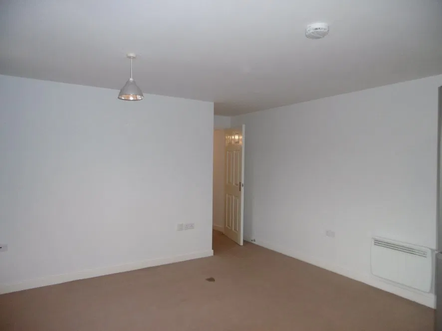 9 Aston House, Horse Chestnut Close, Chesterfield, Derbyshire S40 2FF - image 3