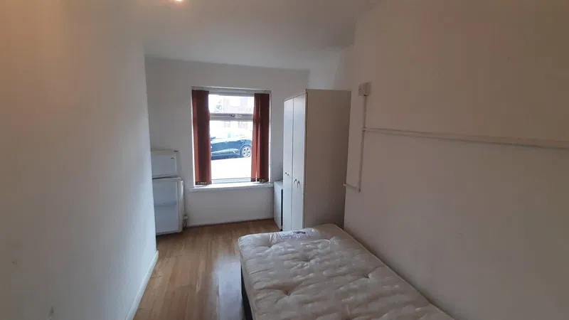 Siskin Drive, Birmingham, West Midlands - image 3