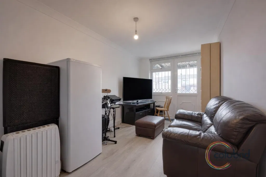 Southwark Path, Basildon, SS14 3QW - image 3