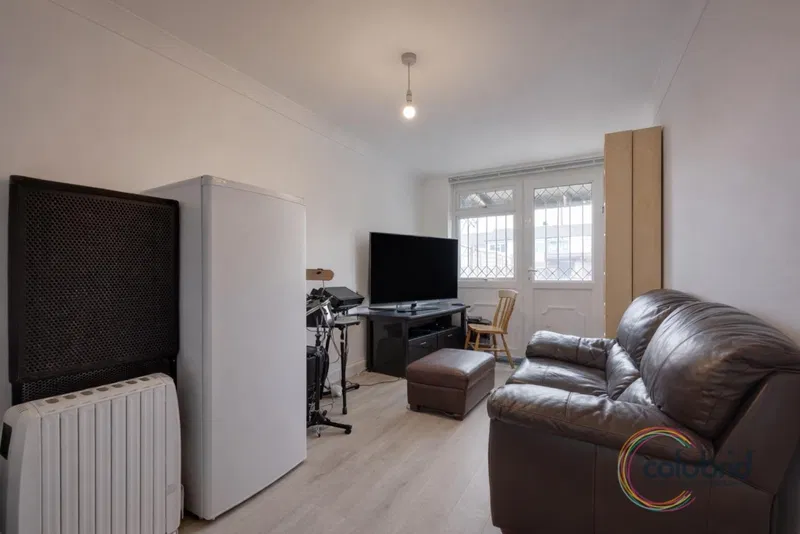 Southwark Path, Basildon, SS14 3QW - image 3