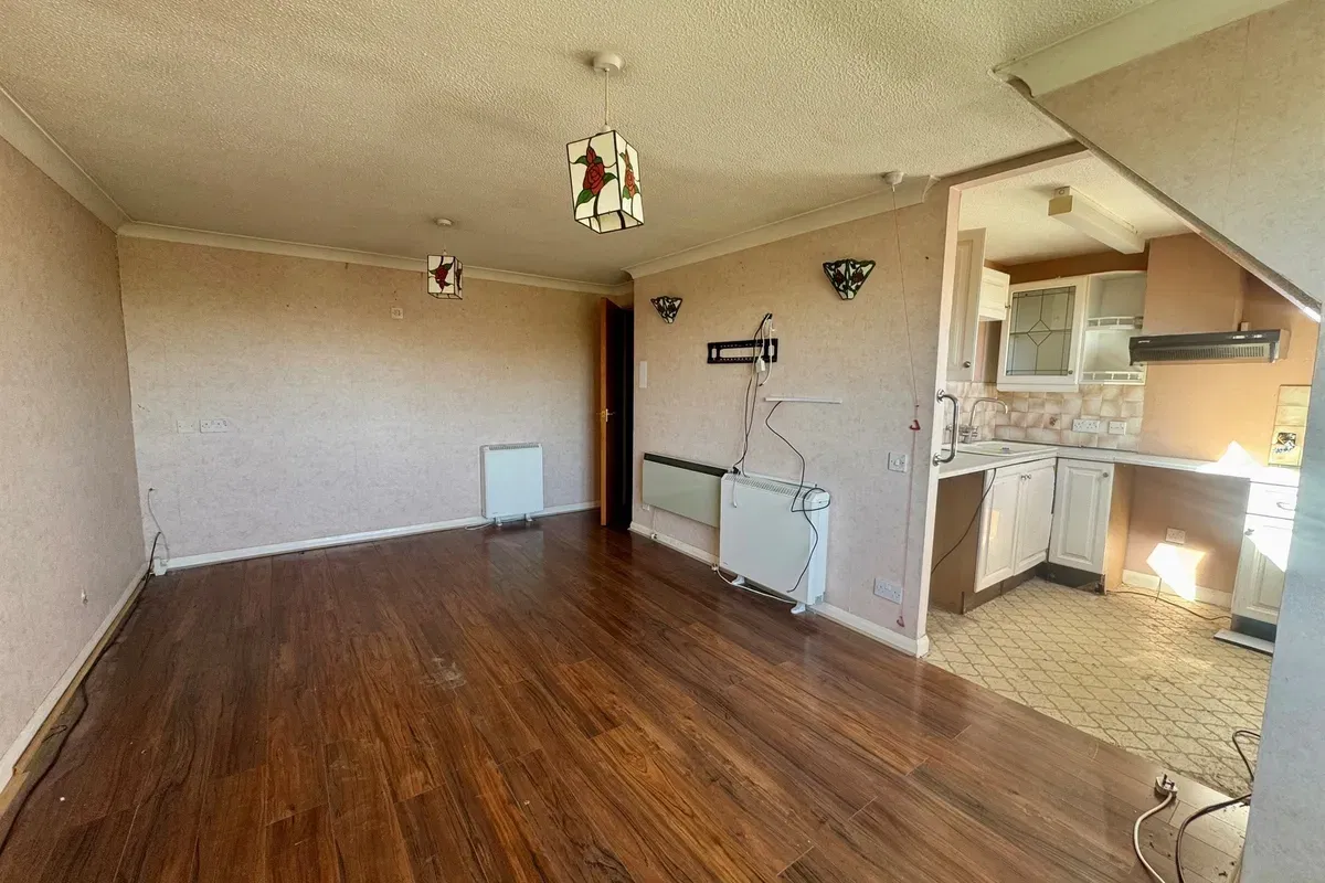 Chelmsford Road, Shenfield, Brentwood - image 2