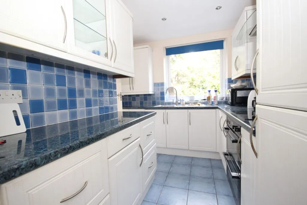 West Cliff Road, West Cliff, Bournemouth - image 4