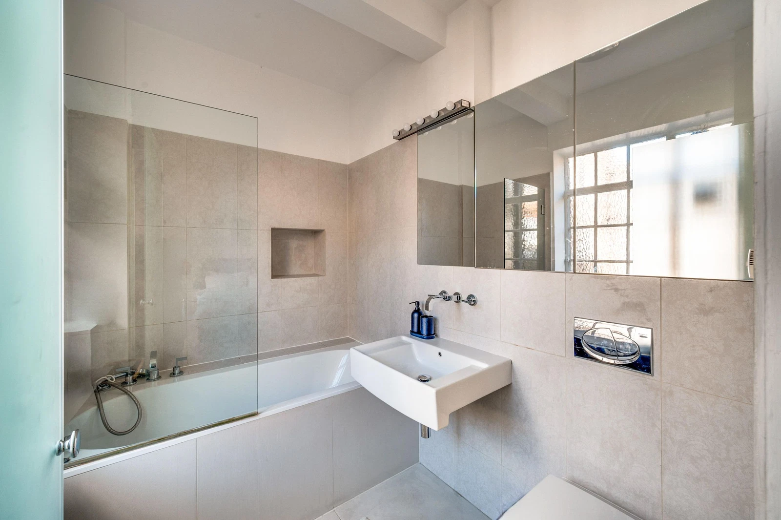 Knightsbridge Court, SW1X - image 11