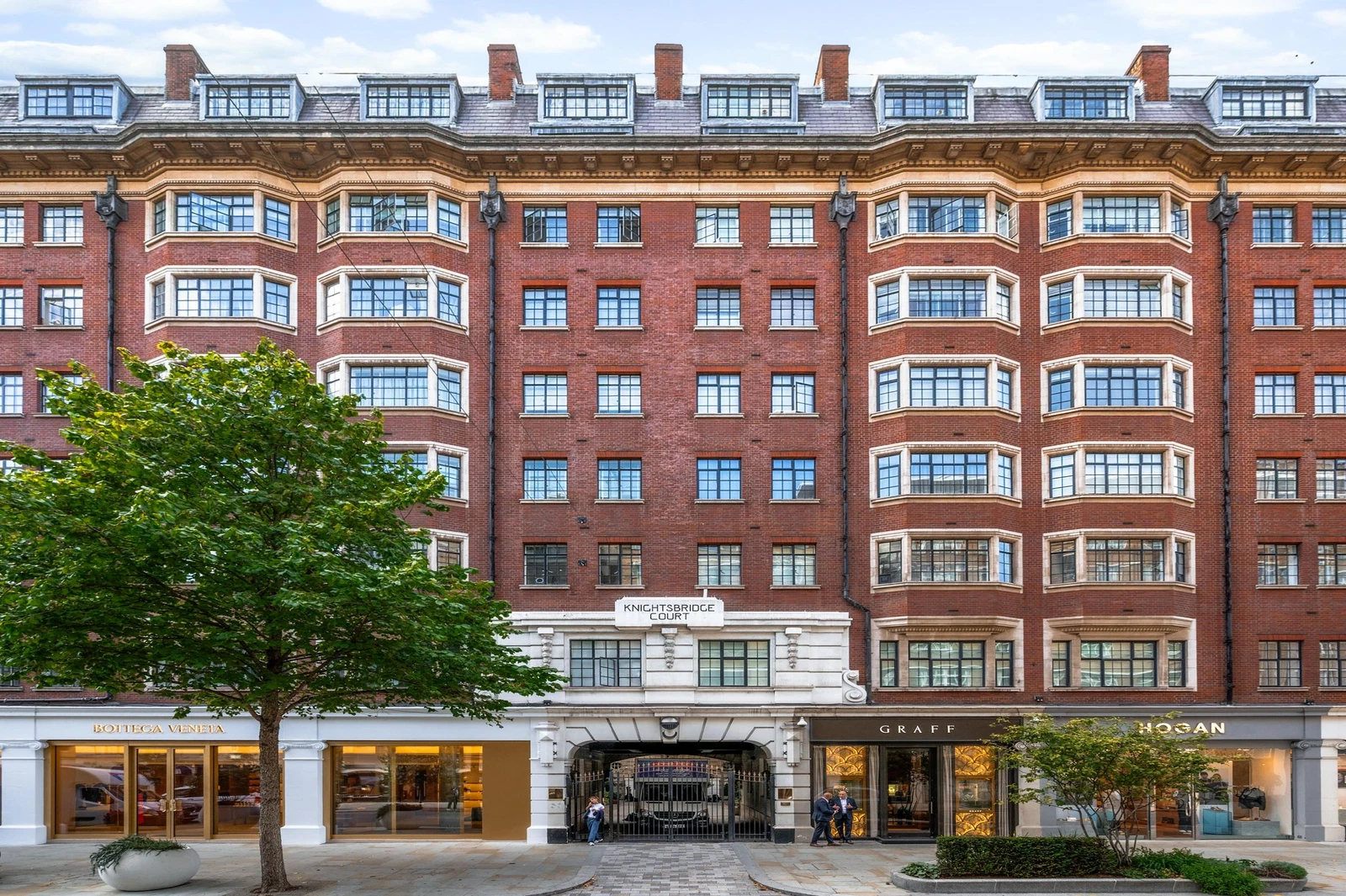 Knightsbridge Court, SW1X - image 1