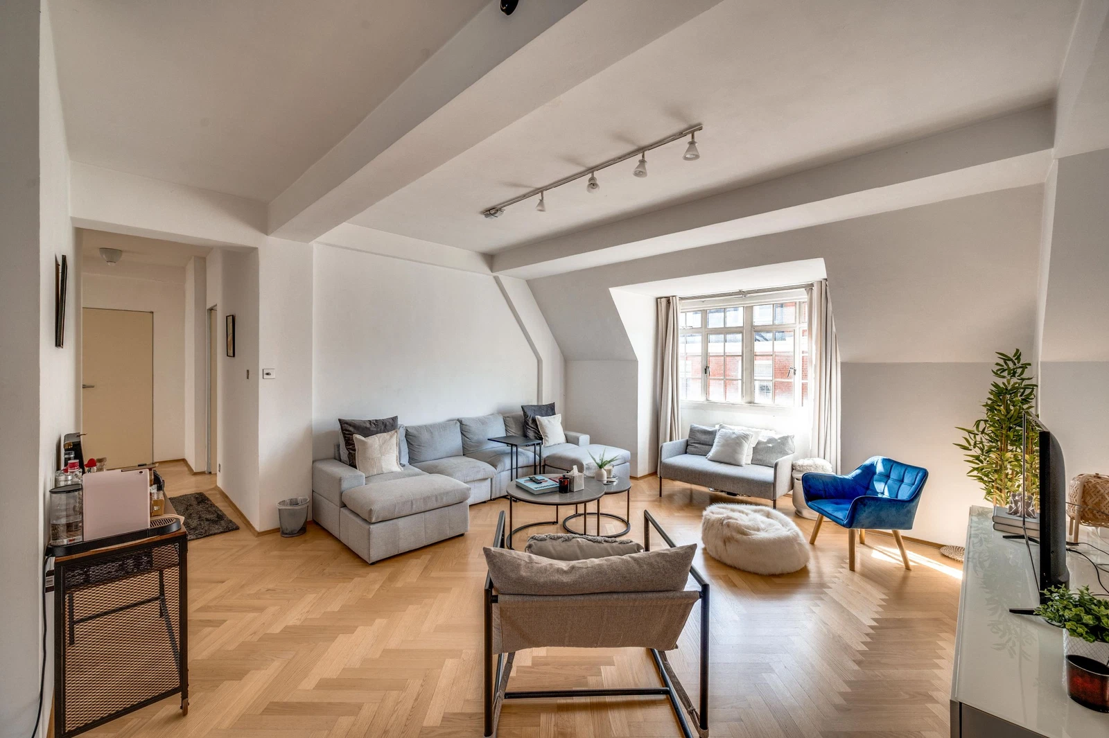 Knightsbridge Court, SW1X - image 2