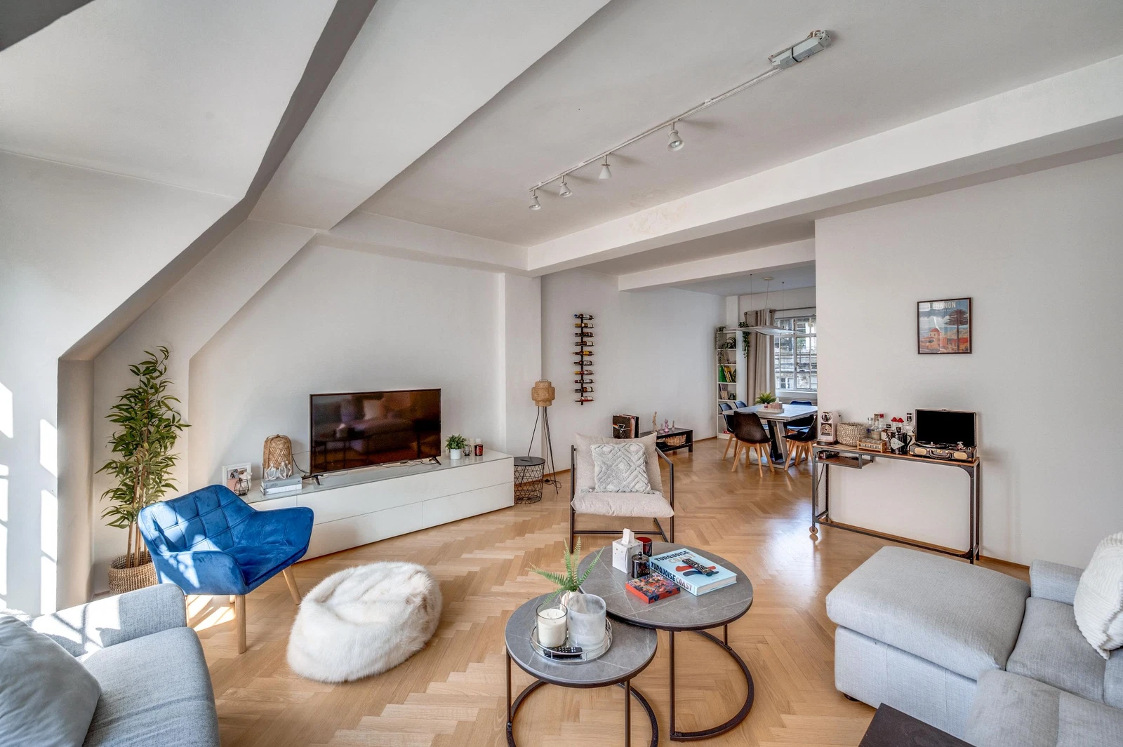 Knightsbridge Court, SW1X - image 3