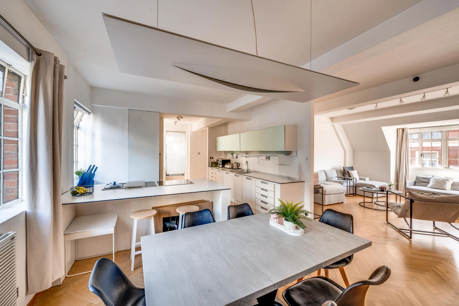 Knightsbridge Court, SW1X - image 4